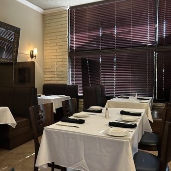 Klassiek gedekte restauranttafel in een sfeervolle eetzaal