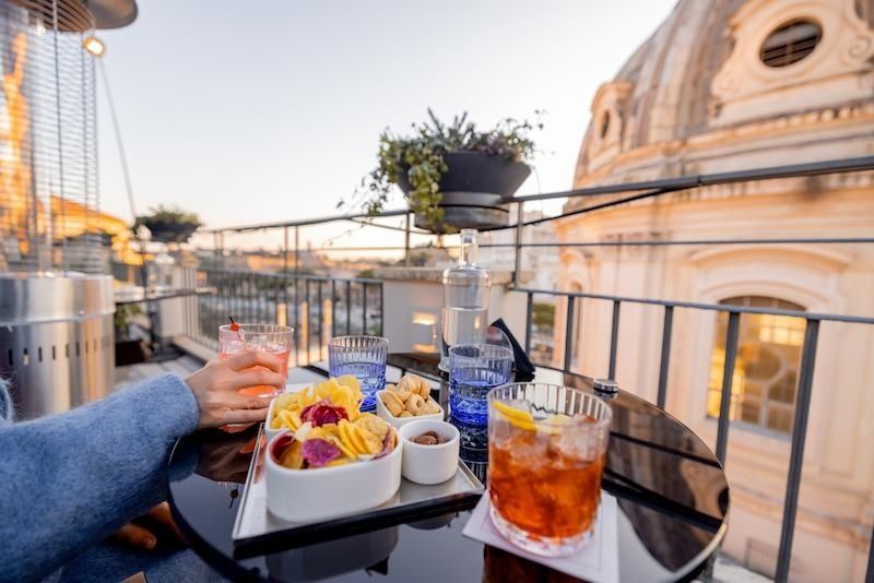 Aperitivo met cocktails, hapjes en uitzicht vanaf een terras