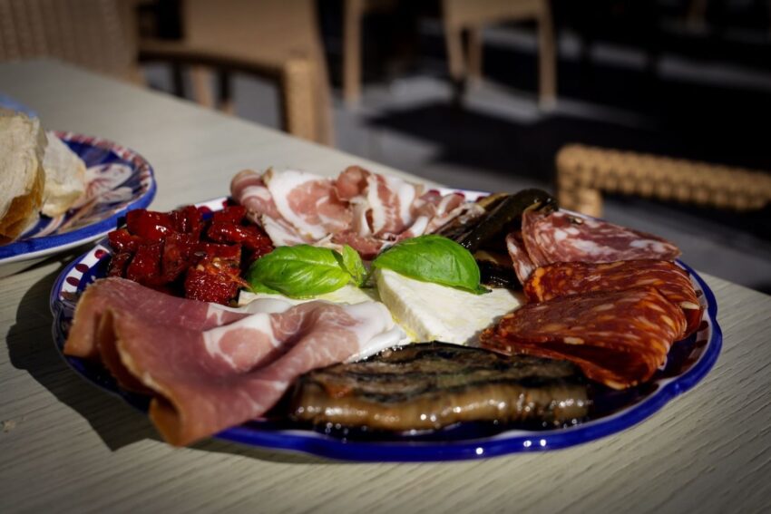 Italiaanse antipasto met vleeswaren, kaas, basilicum en groenten
