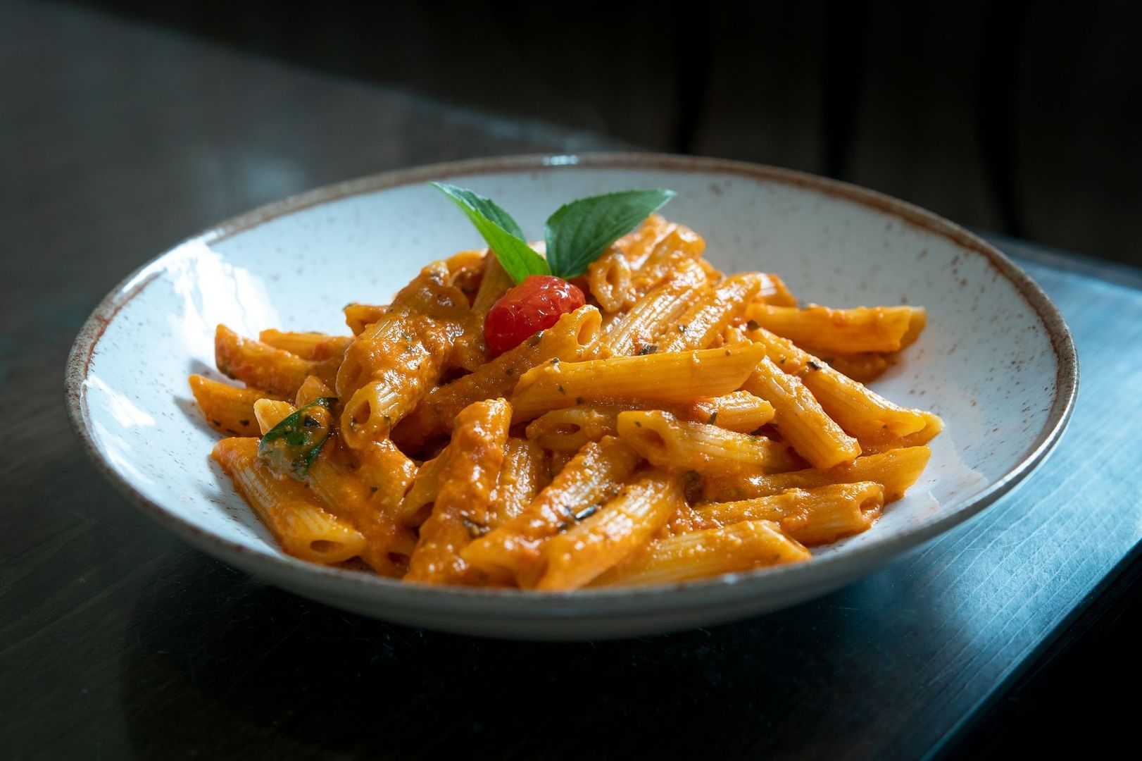 Bord penne in romige tomatensaus als Italiaans primo piatto